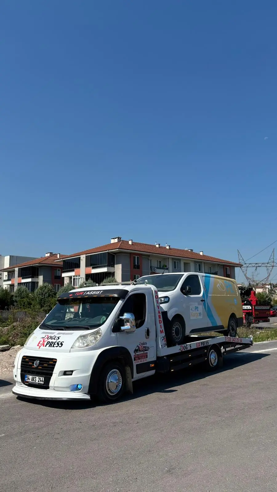 Akaryakıt istasyonunda panelvan taşıyan Doğuş Express çekicisi
