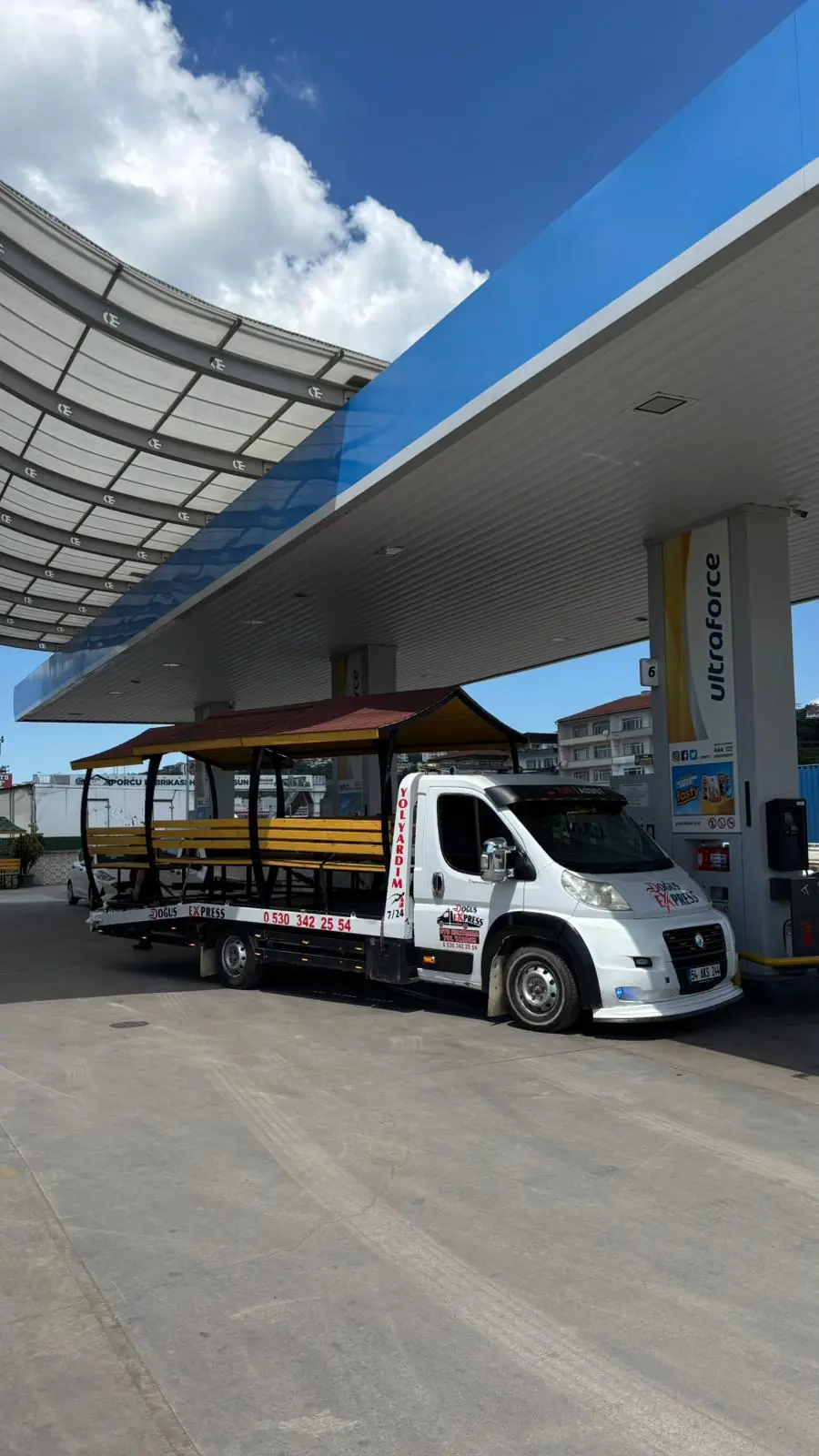 Çekici platformunda taşınan tarım ve yapı ekipmanı