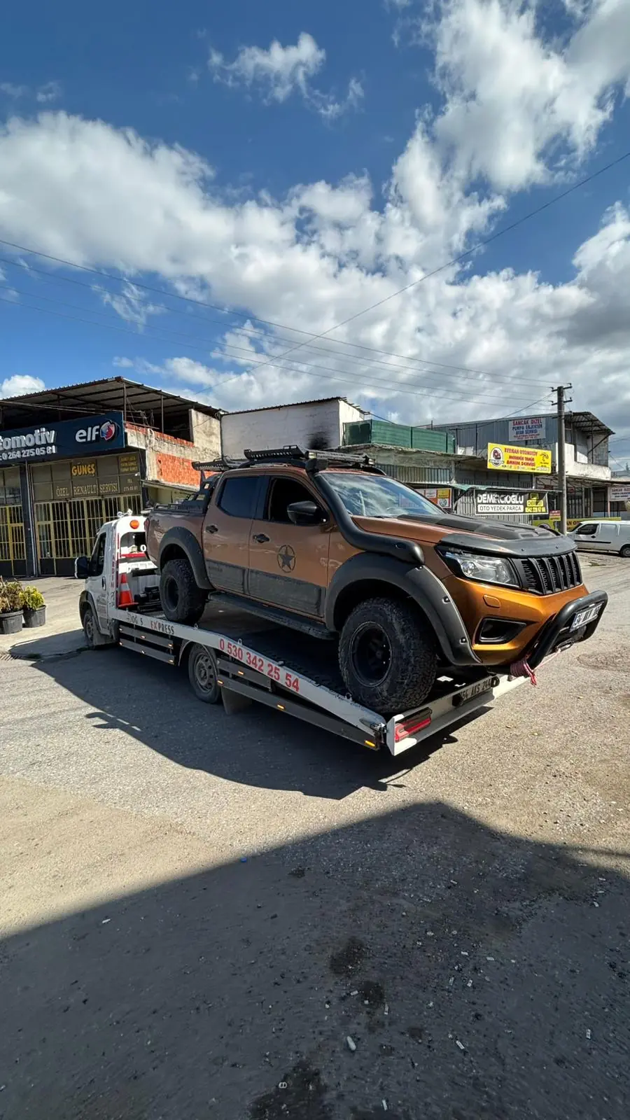 Çift kabin pickup aracın şehir içinde çekiciyle taşınması