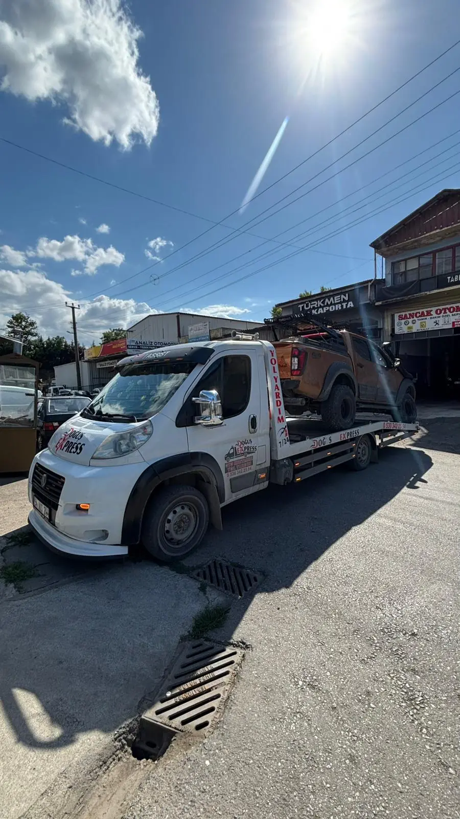 Şehir içi cadde üzerinde araç taşıyan Doğuş Express çekicisi