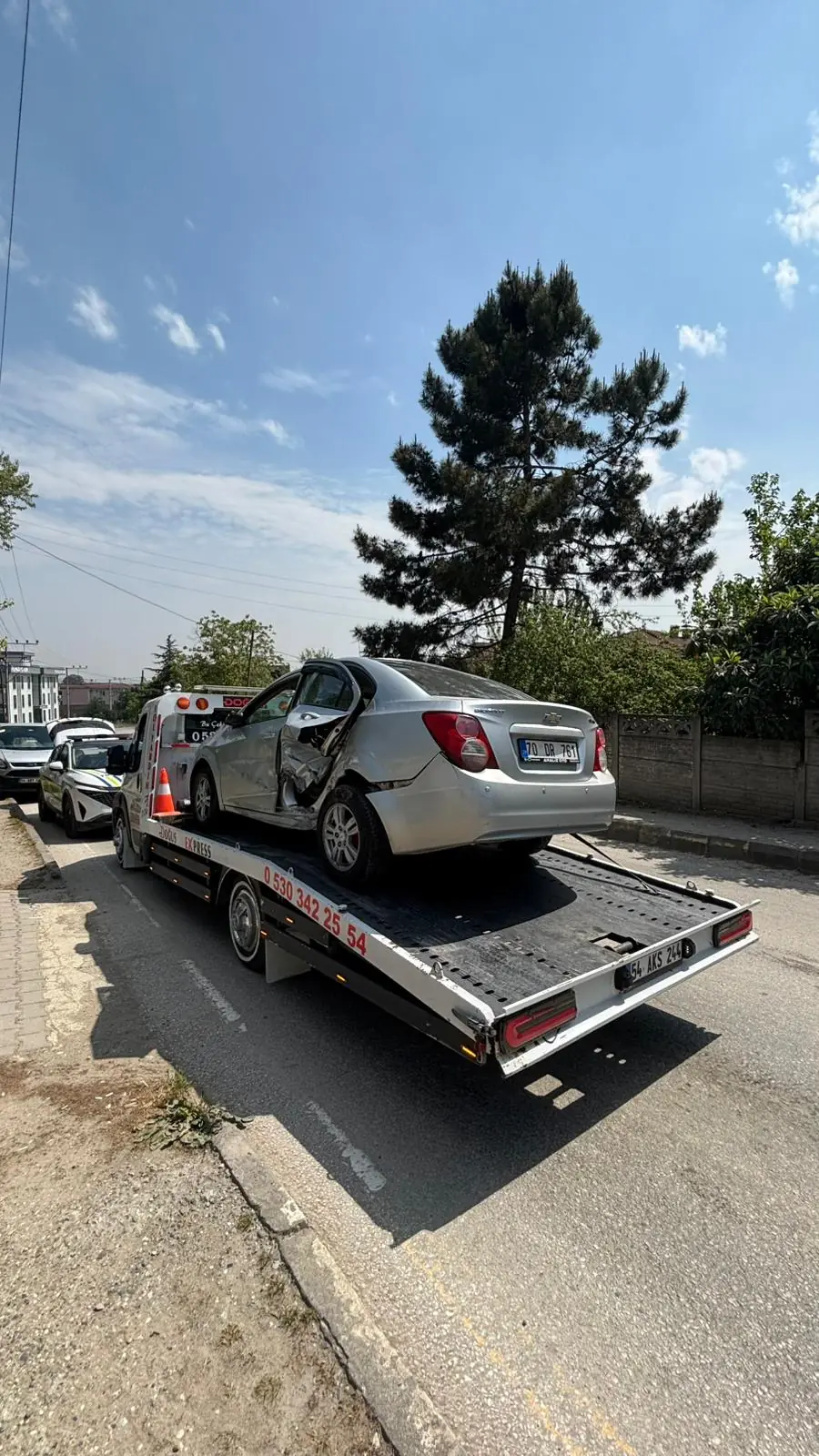 Arkadan hasar almış gümüş sedanın kaza sonrası çekiciyle taşınması