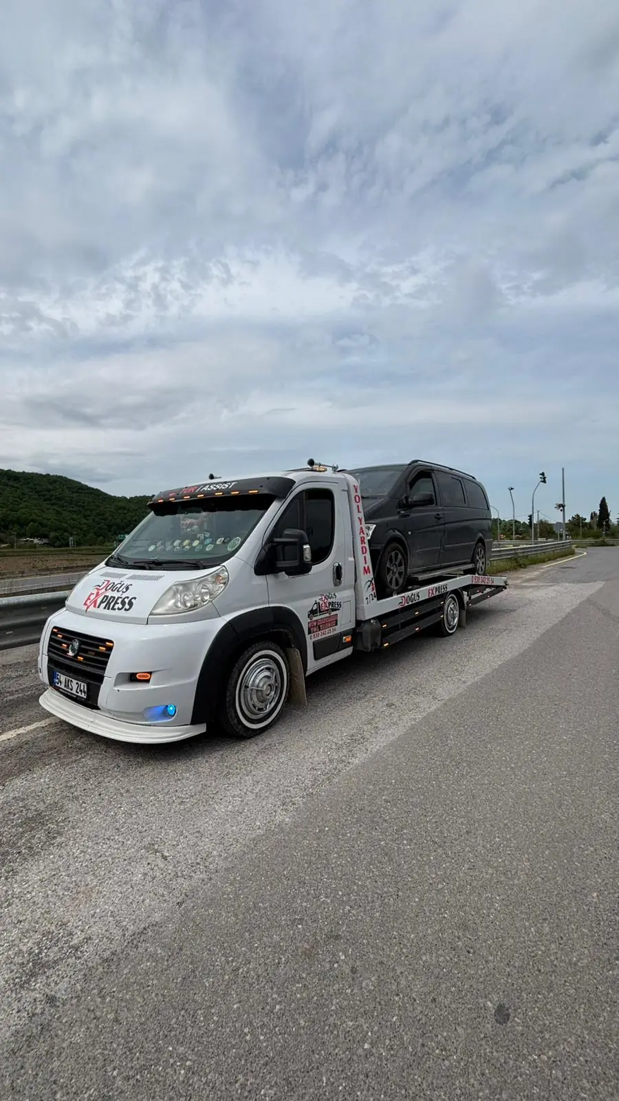 Siyah minivanın Doğuş Express çekicisiyle taşınması