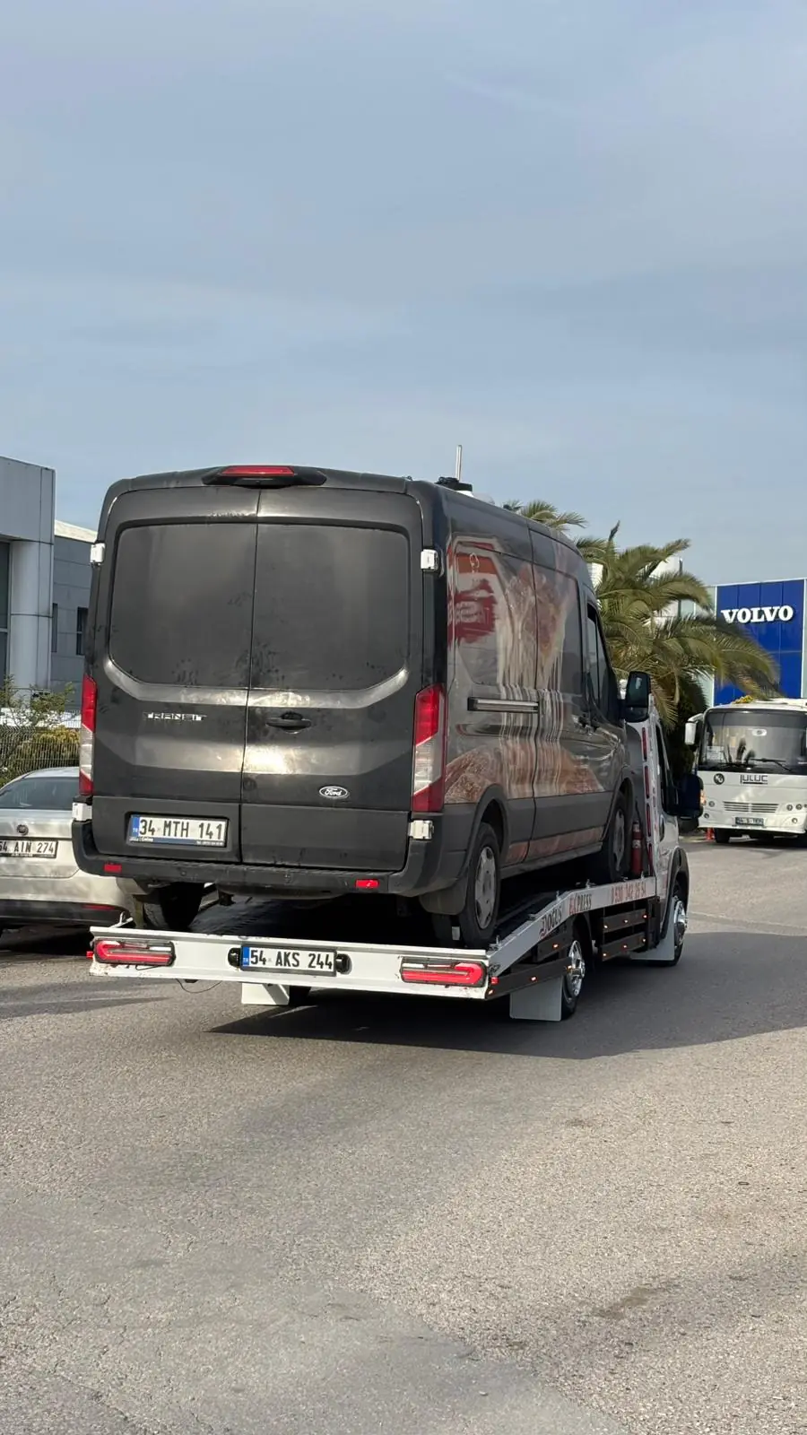 Ticari panelvanın yetkili servis bölgesine çekiciyle nakli