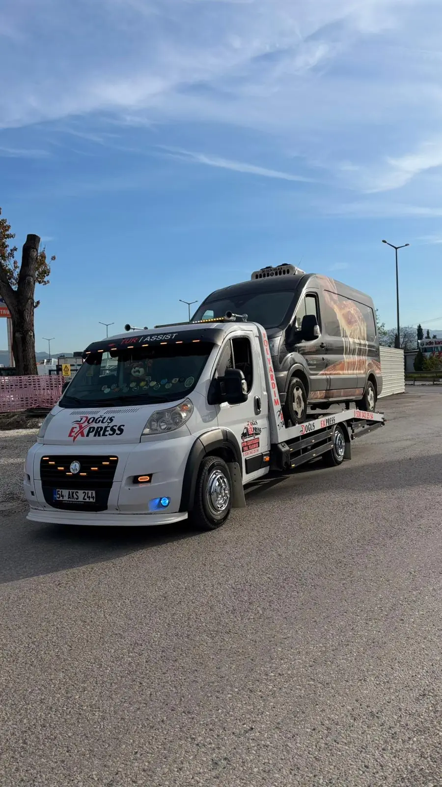 Karavanın şehirler arası nakil için çekici platformunda taşınması